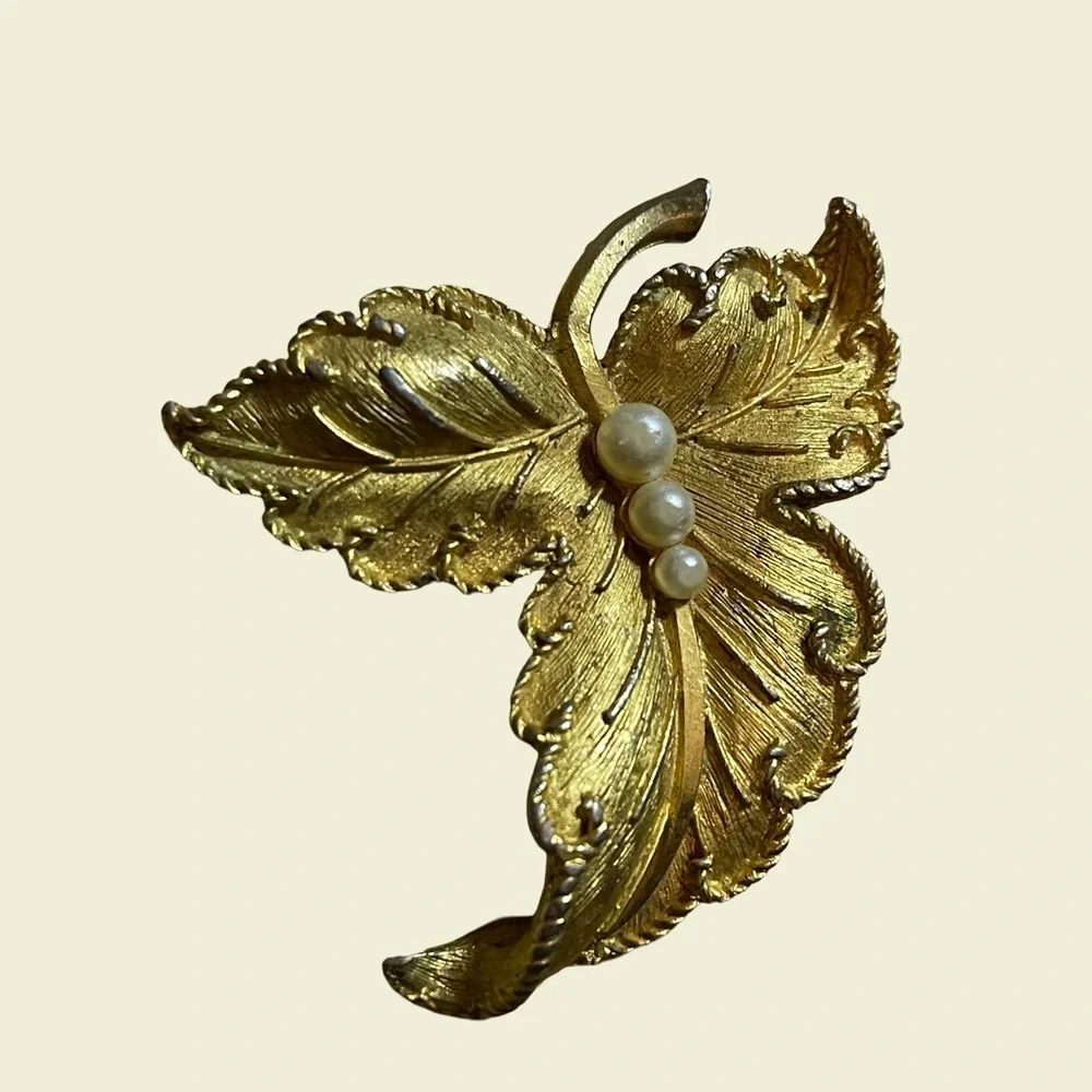 Beautiful! Brushed Gold tone Leaf Brooch with faux Pearls Vintage Fall